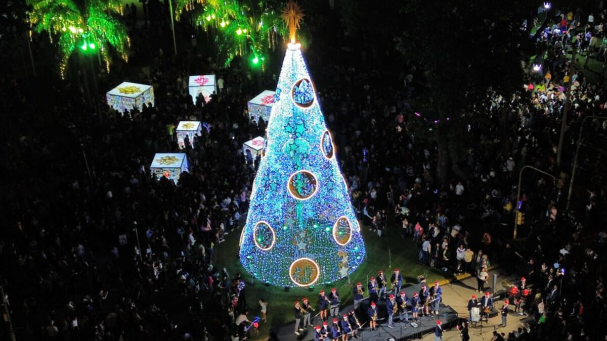 Encendido del árbol de Navidad en Avellaneda 2024 con público, luces y celebración