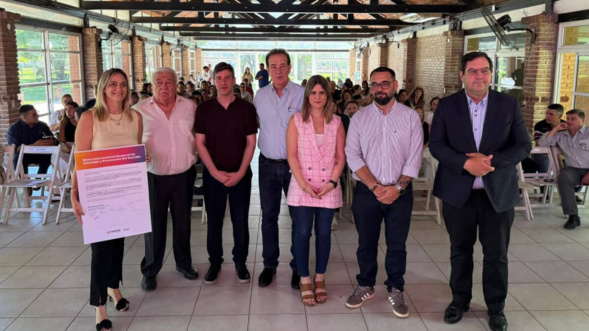 Diputada Charo Mancini participando en la Mesa Intersectorial Regional de Prevención del Suicidio en el Club Adelante Reconquista