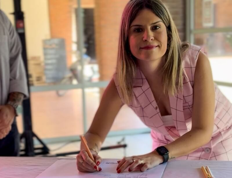 Diputada Charo Mancini firmando el acto de conformación de la Mesa Intersectorial Regional de Prevención del Suicidio