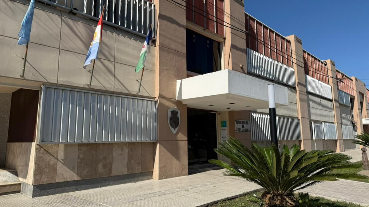 Frente del edificio municipal de Avellaneda durante la presentación del Presupuesto 2026 eficiencia modernización obras públicas beneficios tributarios