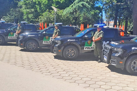 nuevos móviles policiales Ford Maverick entregados a la Unidad Regional XVI en San Justo para reforzar la seguridad provincial