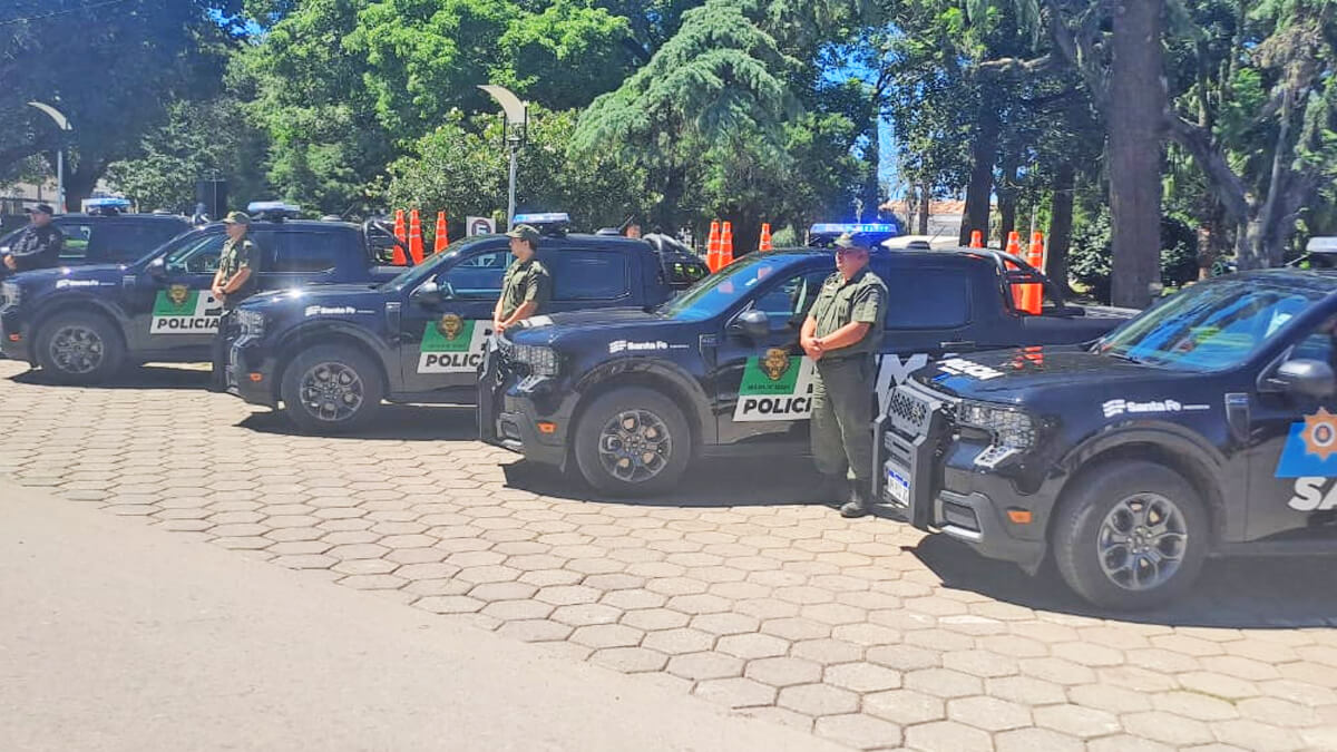 nuevos móviles policiales Ford Maverick entregados a la Unidad Regional XVI en San Justo para reforzar la seguridad provincial