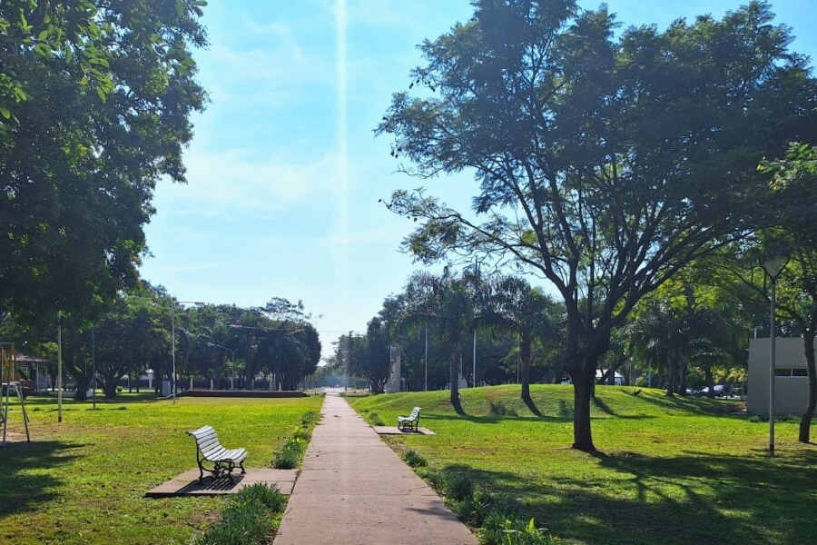 Nuevas veredas en la plaza central de la localidad