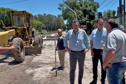 Senador Orfilio Marcón y el intendente Roberto Sponton recorriendo obras de repavimentación en Malabrigo