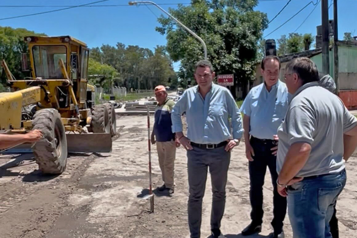 Senador Orfilio Marcón y el intendente Roberto Sponton recorriendo obras de repavimentación en Malabrigo