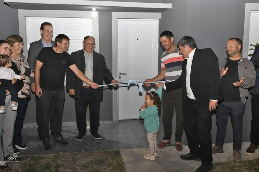 Corte de cintas en la entrega de viviendas en Nicanor Molinas durante la gestión de Roberto Giuliani