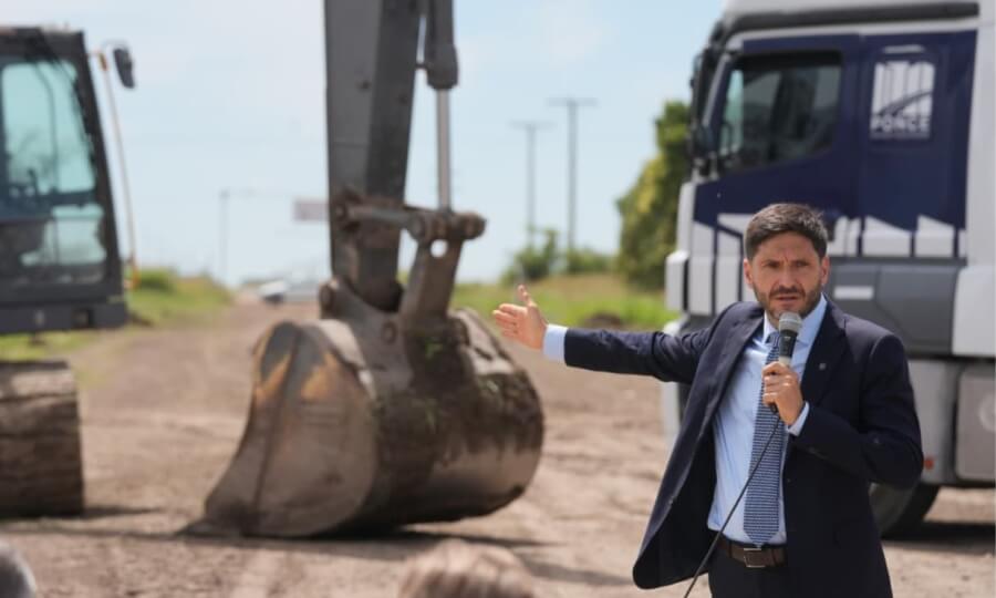 El gobernador Pullaro en un momento del acto de firma de inicio de la obra de pavimentación de la RP 2