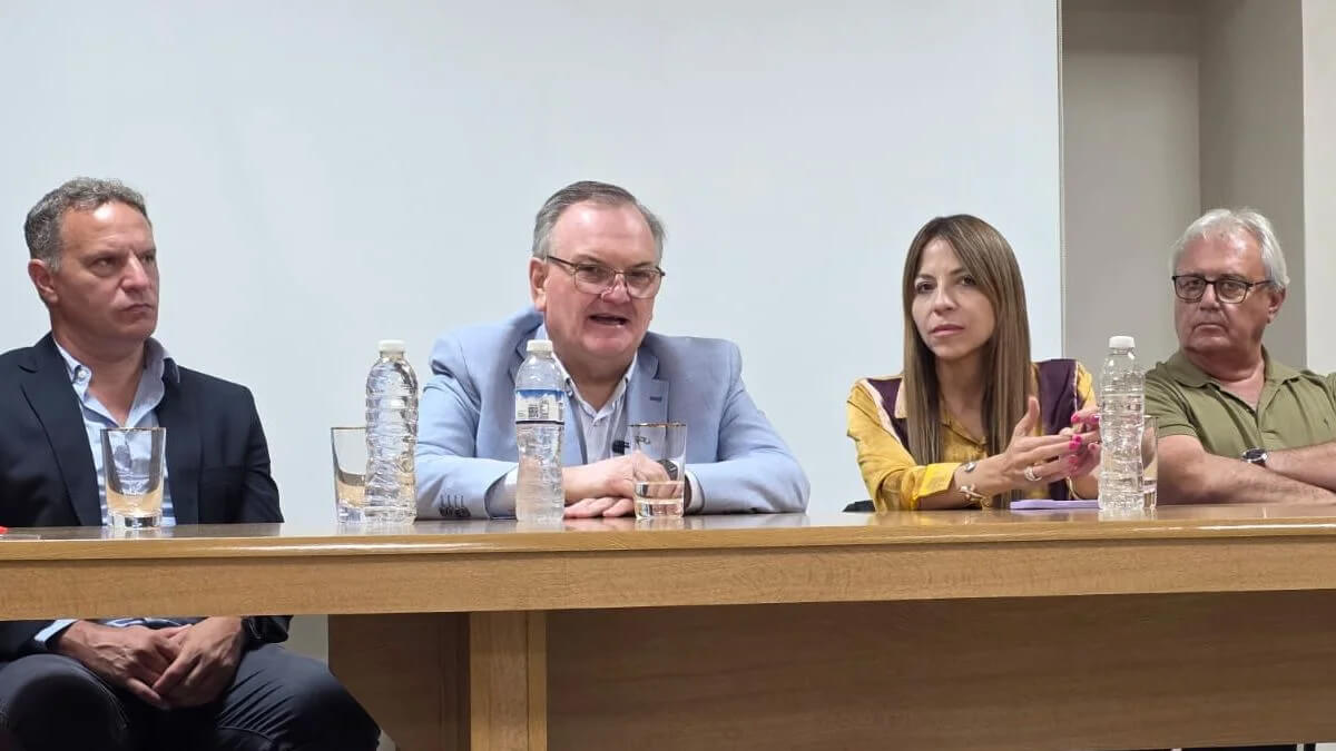 senador felipe michlig junto a autoridades provinciales y municipales en apertura de sobres de obra de línea aérea de media tensión en suardi