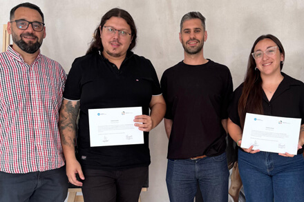 diputado Sergio Rojas junto a los ganadores de la categoría grupal del CreArte Litoral 2025 en el departamento Vera durante la entrega de diplomas