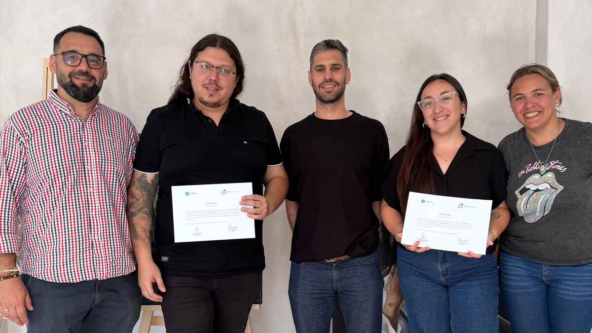 diputado Sergio Rojas junto a los ganadores de la categoría grupal del CreArte Litoral 2025 en el departamento Vera durante la entrega de diplomas