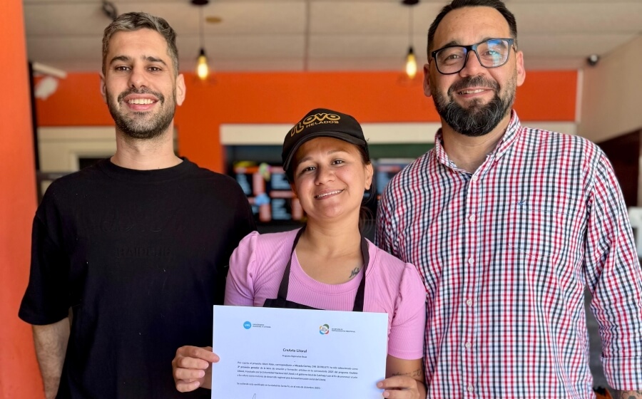 Micaela Correa fue seleccionada por su trabajo “Akemi Kalen” — Batucada comunitaria, aquí recibiendo su reconocimiento de parte del diputado Sergio Rojas y el representante de la UNL Enrique Mammarella