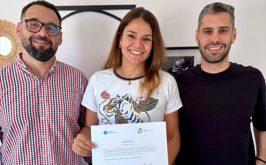 Rojas y Mammarella, junto a la ganadora Araceli Molina por su trabajo “Boscosa” — Diseño temático de merch