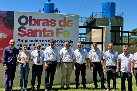intendente Marega junto a directivos de COTELVO en predio de la Planta Potabilizadora Nº 2 tras la obra de ampliación y mejora del sistema de potabilización