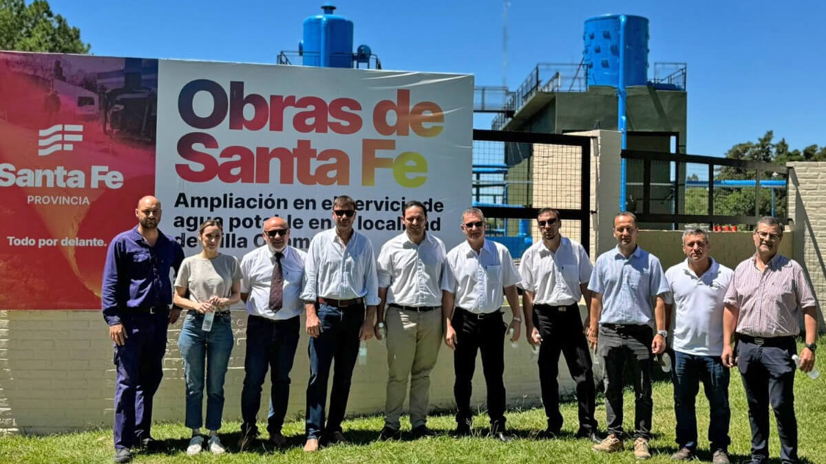 intendente Marega junto a directivos de COTELVO en predio de la Planta Potabilizadora Nº 2 tras la obra de ampliación y mejora del sistema de potabilización