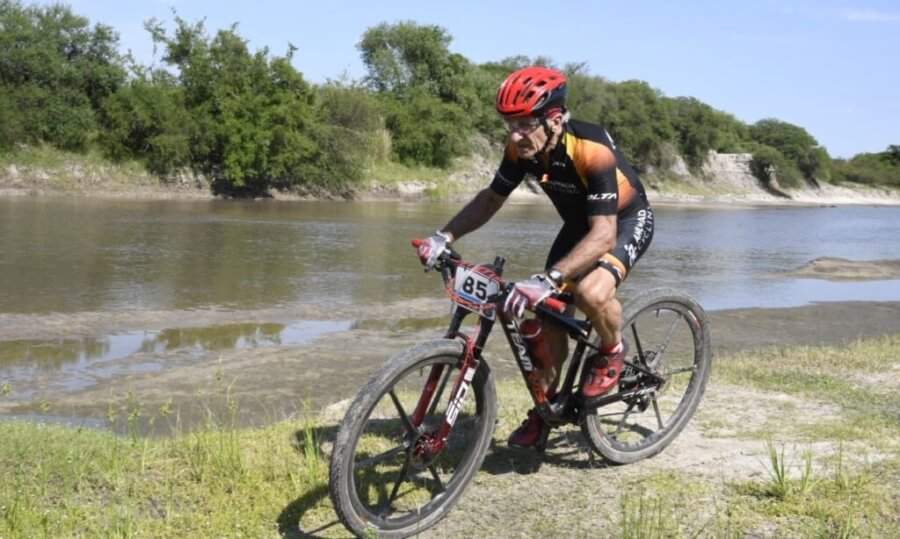 ciclista en tramo del circuito del Campeonato de Verano MTB Avellaneda Santa Fe