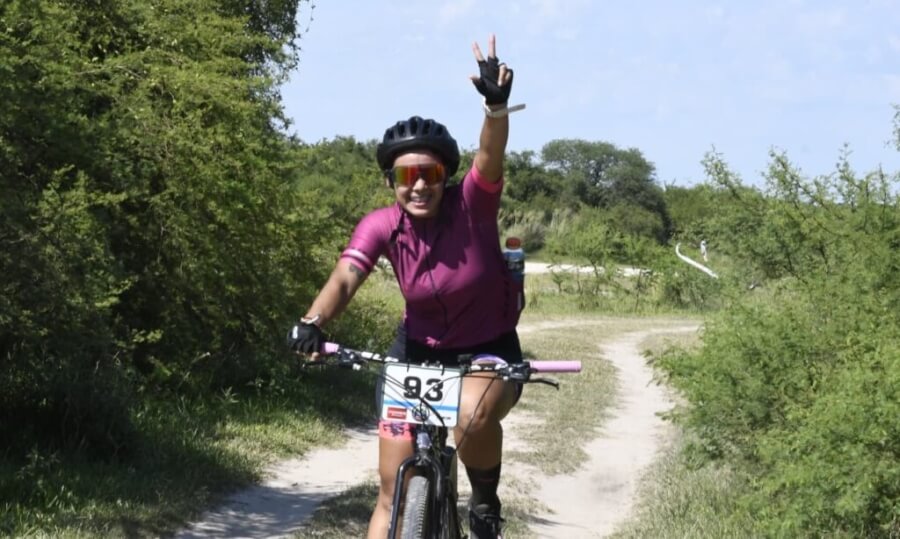 Ciclista recorriendo el circuito del MTB en el Camping Los Tatané de Avellaneda