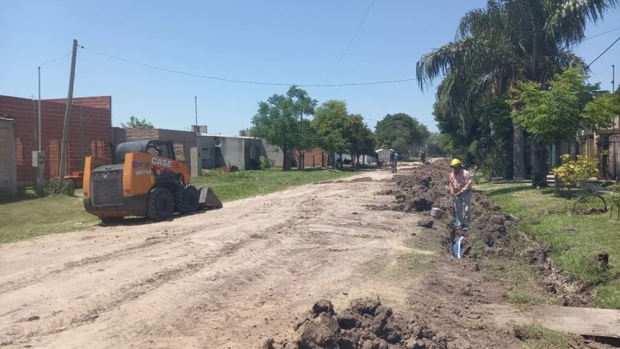 Tareas de tendido de la red de agua potable en la ciudad de Florencia, norte santafesino, con operarios trabajando en la ampliación y modernización del sistema