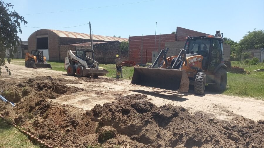 Operarios trabajando en calles de Florencia en la obra provincial para optimizar el servicio de agua potable