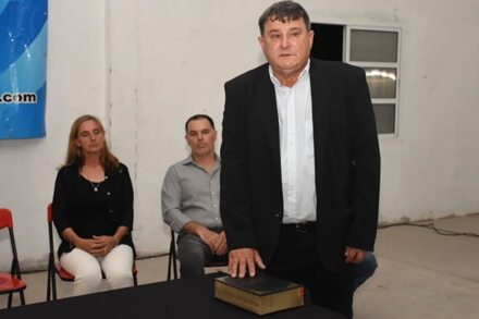 Roberto Giuliani jurando como presidente comunal de Nicanor Molinas en la asunción del período 2025–2027