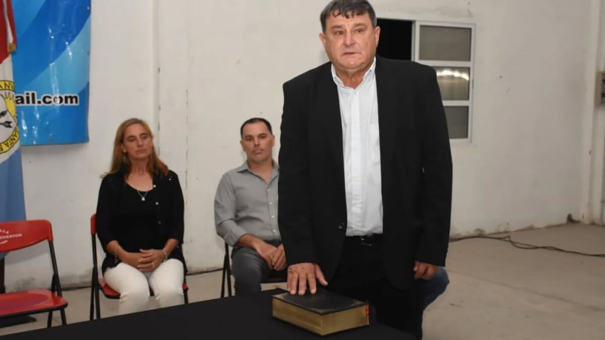 Roberto Giuliani jurando como presidente comunal de Nicanor Molinas en la asunción del período 2025–2027