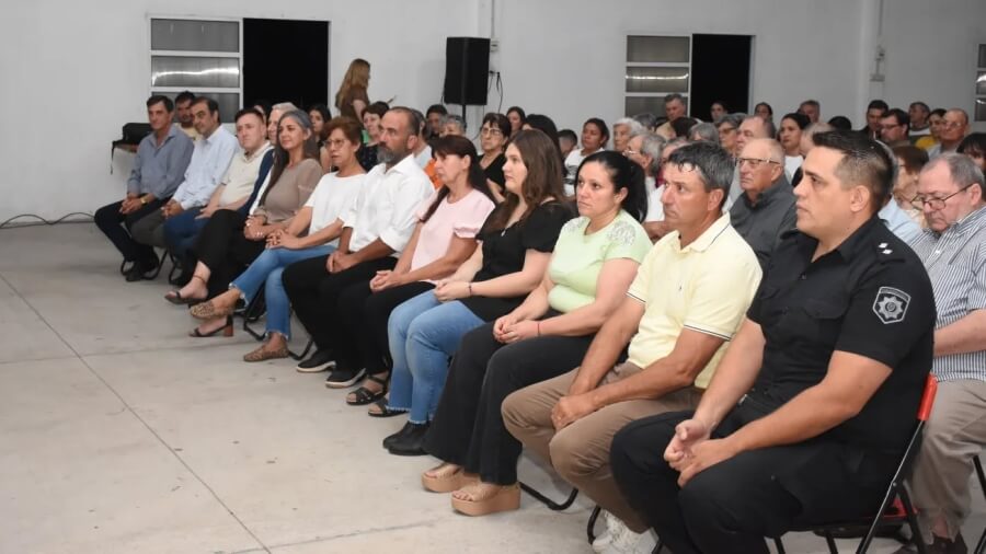 Autoridades provinciales, locales y vecinos presentes en el acto de asunción comunal en Nicanor Molinas