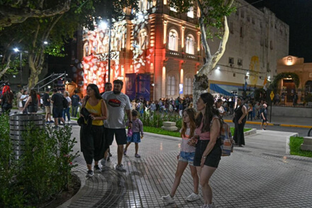 Vecinos y turistas recorriendo actividades culturales en el centro de Rosario, frente al municipio y la Plaza 25 de Mayo, durante el fin de semana largo en Santa Fe.