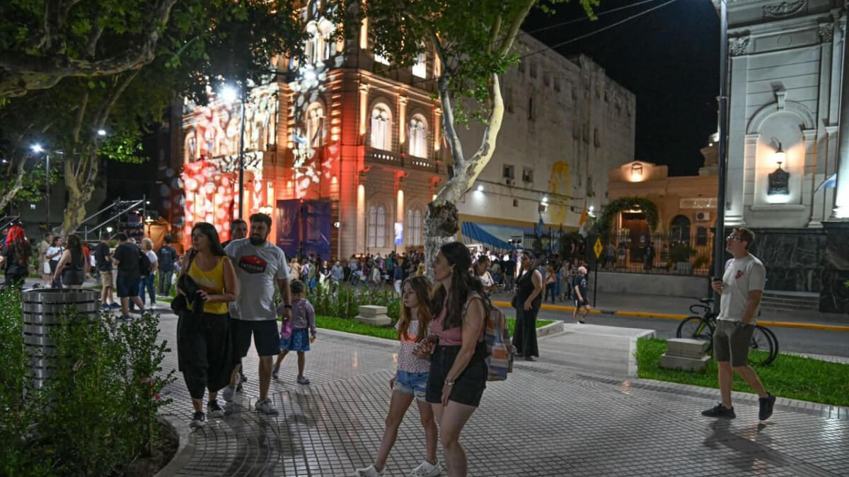 Vecinos y turistas recorriendo actividades culturales en el centro de Rosario, frente al municipio y la Plaza 25 de Mayo, durante el fin de semana largo en Santa Fe.