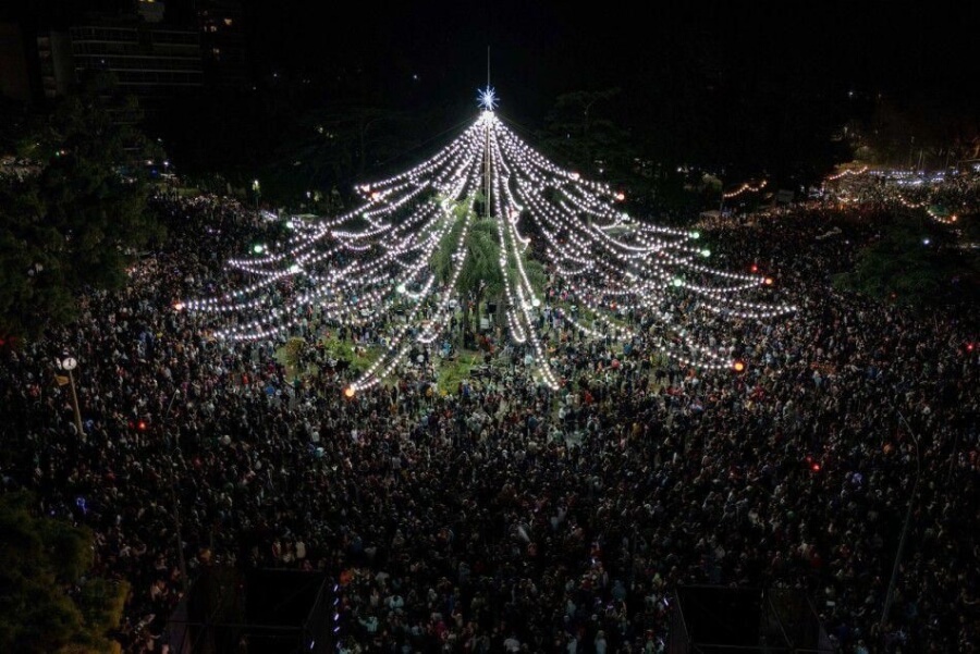 En distintas localidades se realizaron los tradicionales encendidos y armado de árboles navideños