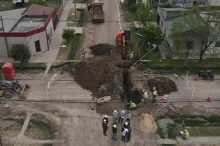 Trabajos de ampliación de la red cloacal en Vera con colocación de bocas de registro y conexiones sanitarias