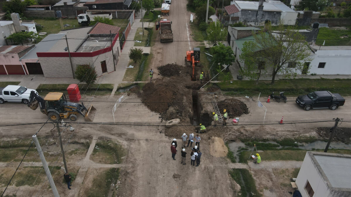 Trabajos de ampliación de la red cloacal en Vera con colocación de bocas de registro y conexiones sanitarias