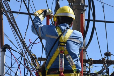 Empleado de energía realizando mantenimiento en red de media tensión en Avellaneda