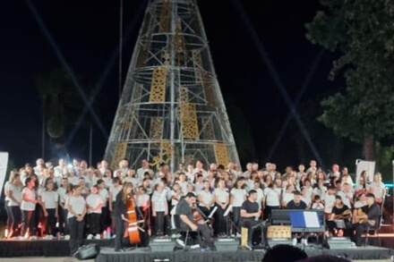 Coro Polifónico Municipal de Villa Ocampo actuando en el evento Santa Fe Canta la Navidad en Avellaneda