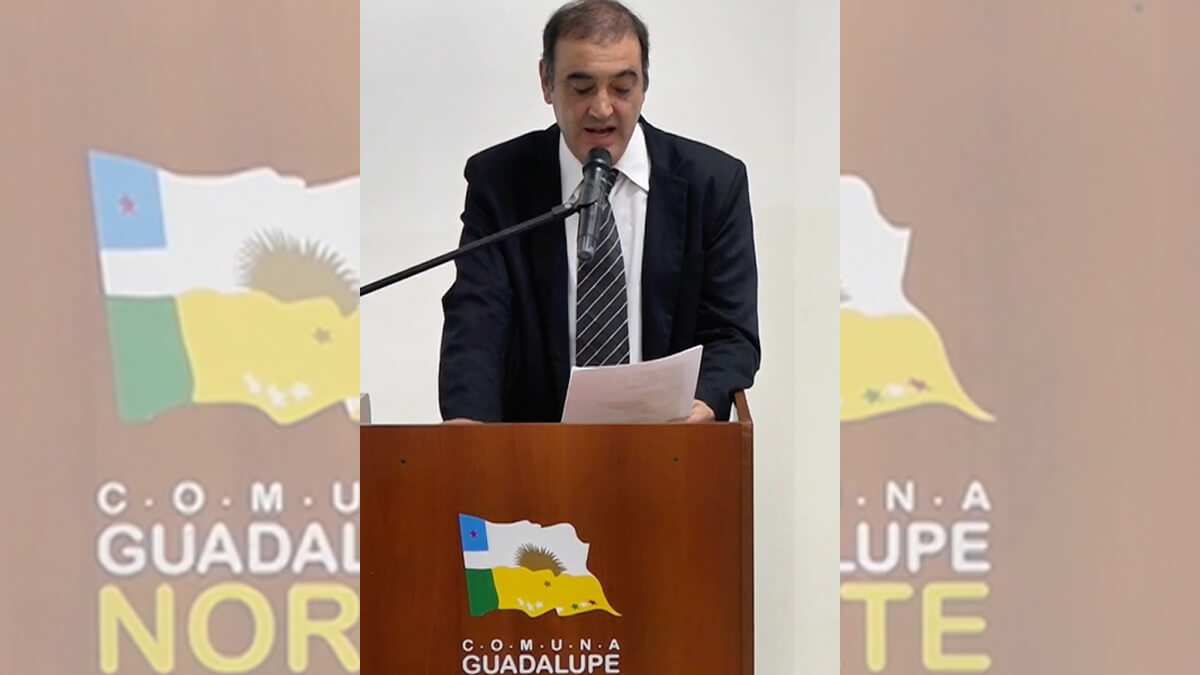 Héctor Zat brindando su mensaje durante el acto de asunción en la Comuna de Guadalupe Norte, período 2025–2027
