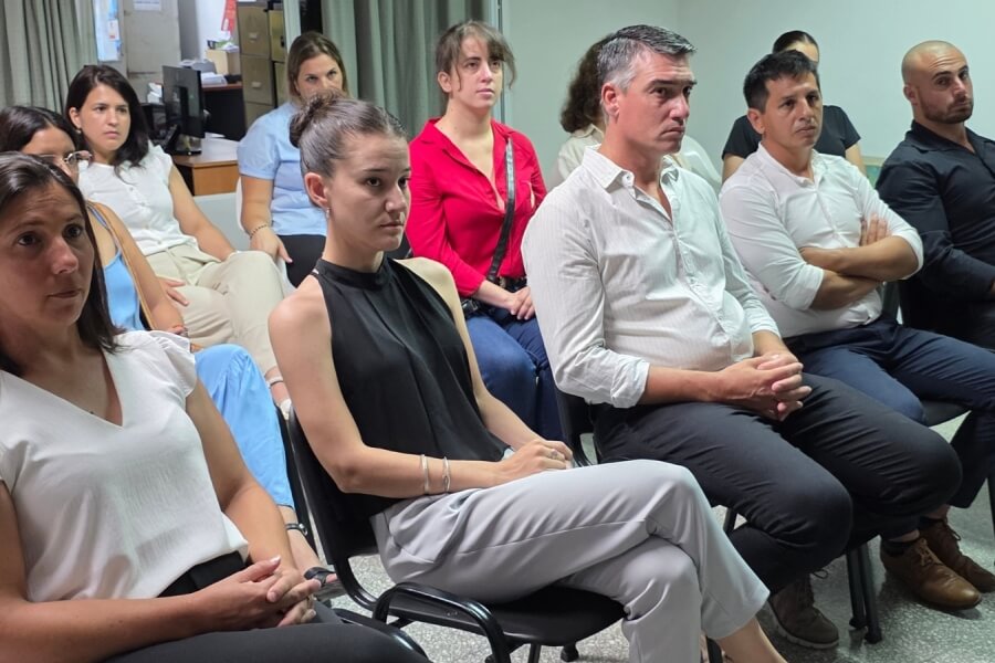 Autoridades electas y vecinos de Los Laureles participando del acto de asunción y cambio de comisión comunal 2025–2027