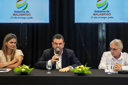 Intendente Roberto Spontón junto a Marcela Cumín y Daniel Pinatti en la presentación del Presupuesto 2026 y la baja de impuestos en Malabrigo