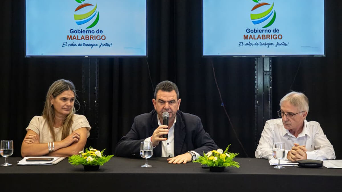 Intendente Roberto Spontón junto a Marcela Cumín y Daniel Pinatti en la presentación del Presupuesto 2026 y la baja de impuestos en Malabrigo