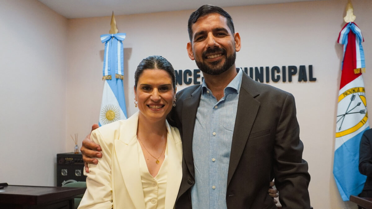 diputada Charo Mancini junto al intendente Iván Sánchez durante el acto de asunción en Las Toscas