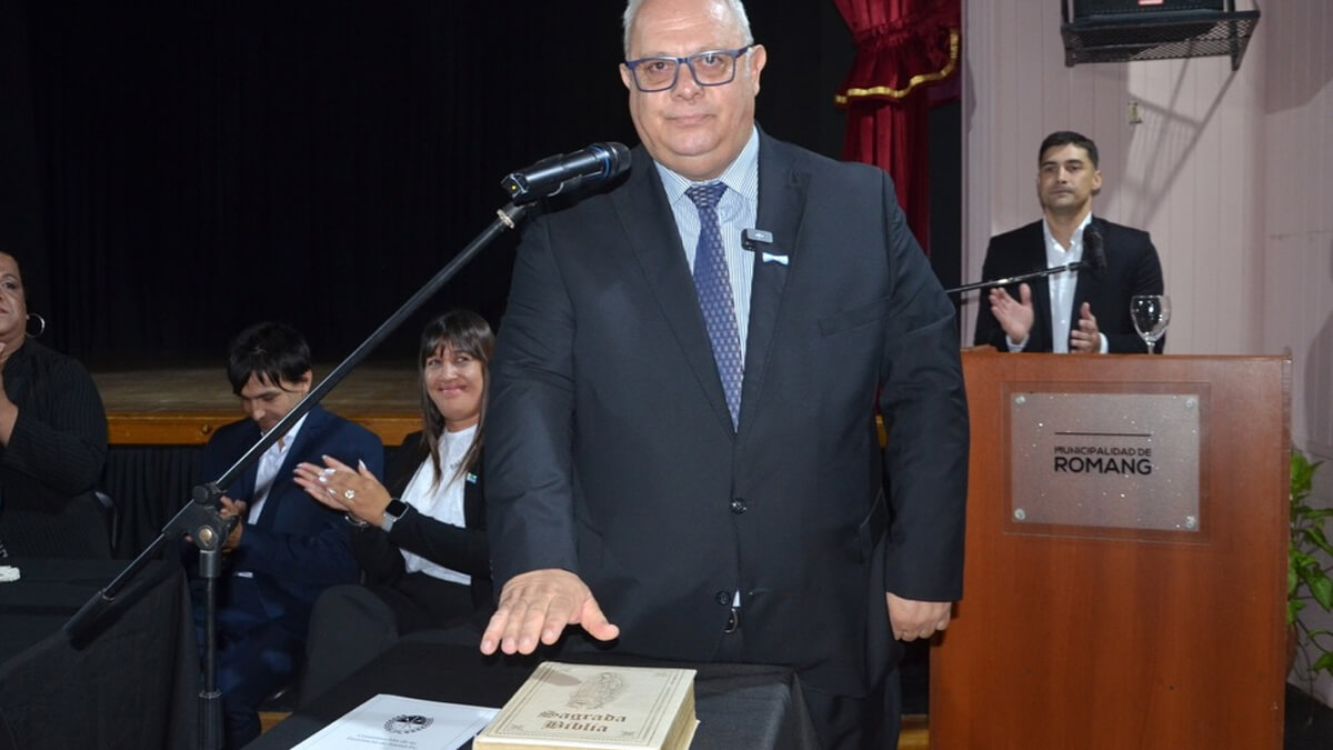 Intendente Sergio Ramseyer jurando nuevo mandato 2025–2029 en la Sala Municipal de Cultura Romang