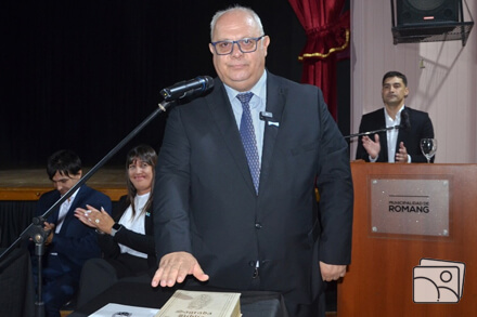 Intendente Sergio Ramseyer jurando nuevo mandato 2025–2029 en la Sala Municipal de Cultura Romang
