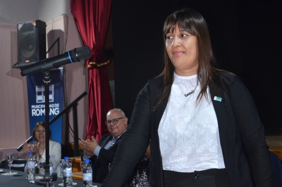 Estefanía Velázquez jurando su cargo de concejal