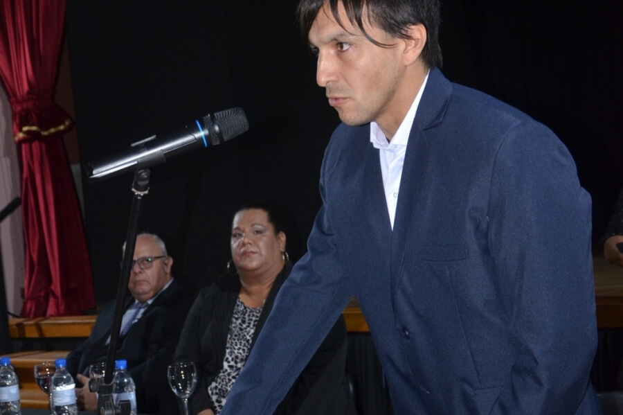 El concejal Milton Siri relizando la jura a su cargo