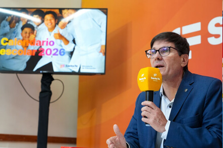 Ministro Goity presentando el calendario escolar 2026 en Santa Fe