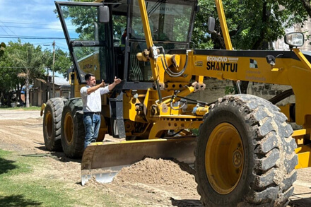 Intendente Braidot recorriendo trabajos de recomposición de calzadas naturales en Avellaneda tras las lluvias, mejoras en transitabilidad urbana