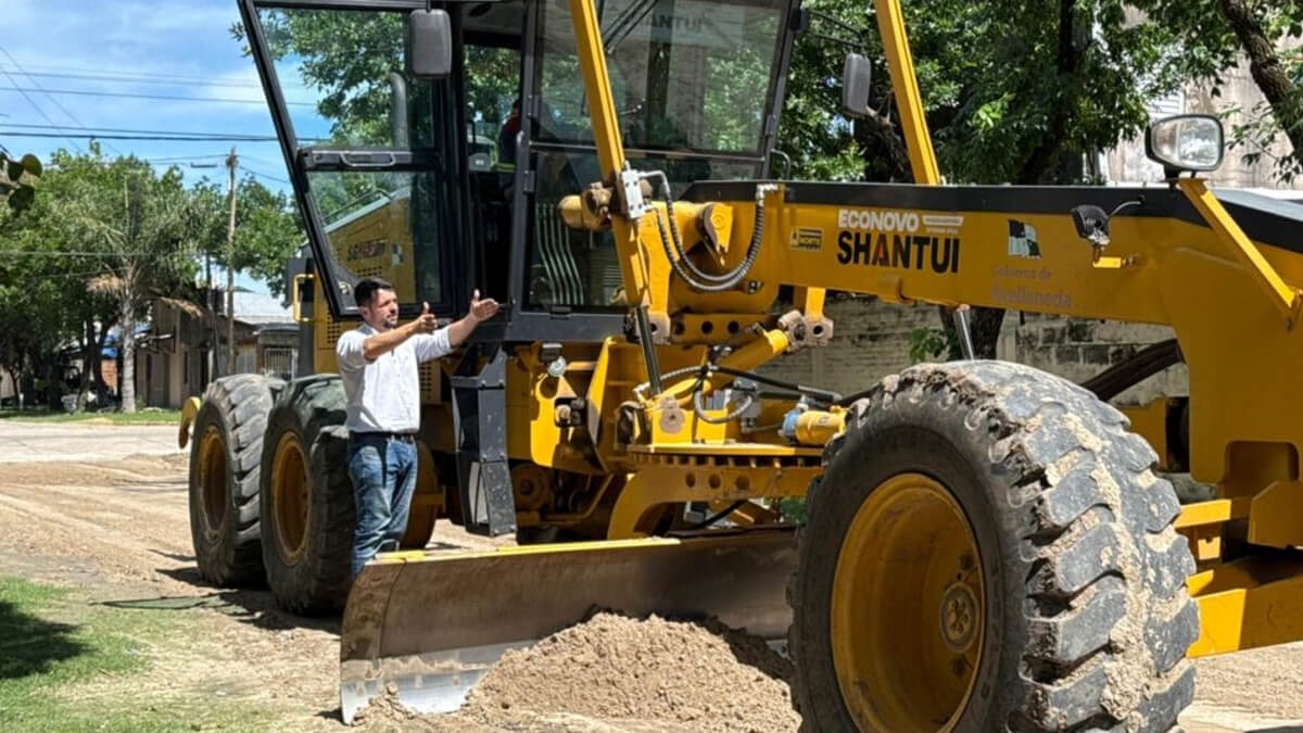 Intendente Braidot recorriendo trabajos de recomposición de calzadas naturales en Avellaneda tras las lluvias, mejoras en transitabilidad urbana