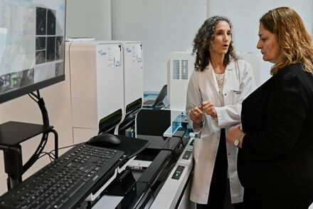 Ministra Silvia Ciancio recorriendo el laboratorio modernizado del Cemafe con equipamiento automatizado de última generación
