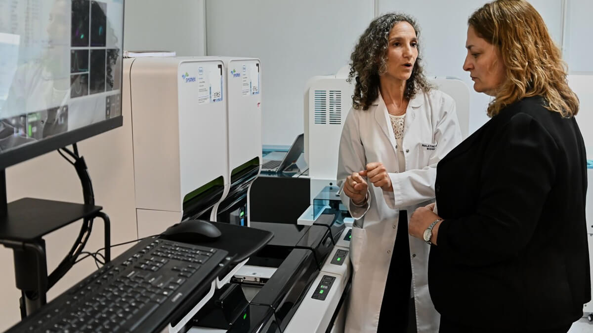 Ministra Silvia Ciancio recorriendo el laboratorio modernizado del Cemafe con equipamiento automatizado de última generación