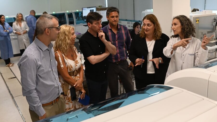 Autoridades y profesionales del Cemafe observando el funcionamiento del nuevo equipamiento incorporado al laboratorio