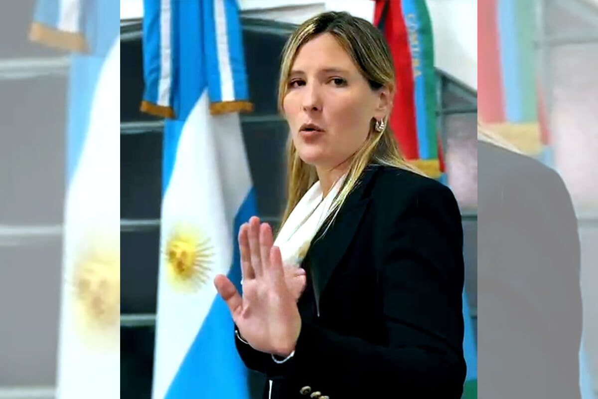 María Victoria Weiss Ackerley jurando como primera intendente de Helvecia 2025-2029 ceremonia institucional