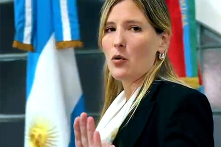 María Victoria Weiss Ackerley jurando como primera intendente de Helvecia 2025-2029 ceremonia institucional