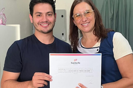 Williams Sandrigo entrega aporte del FANI a la directora Marcela Yoris para construir pilar trifásico en la Escuela Manuel Obligado de Flor de Oro